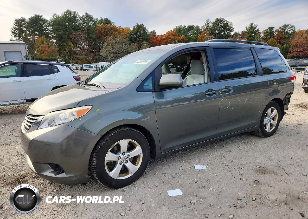 2013 Toyota Sienna Le – zdjęcie 1 z 14