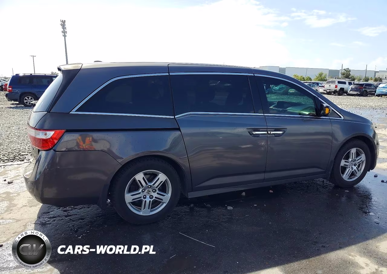 2013 Honda Odyssey Touring VIN:5FNRL5H93DB060747 - 3