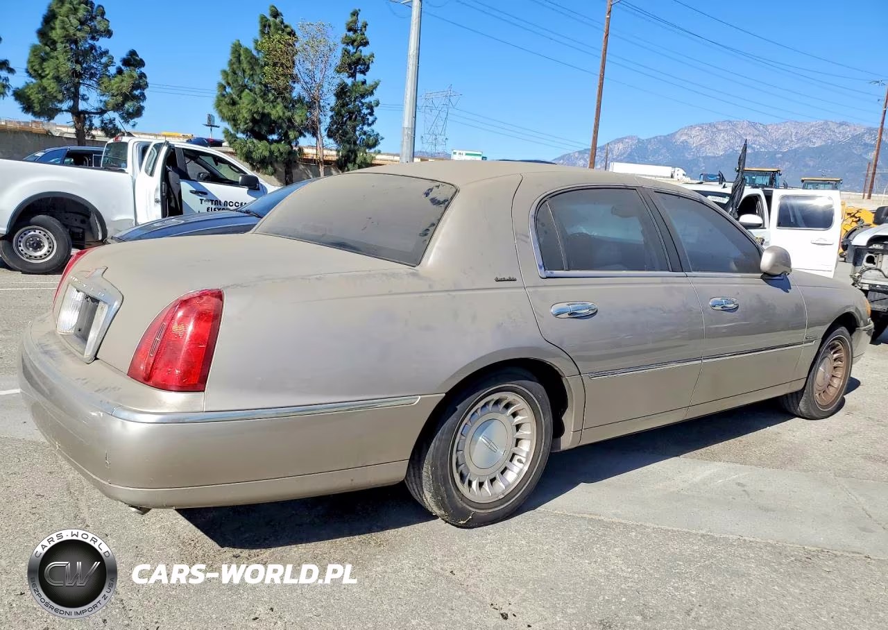 2000 Lincoln Town Car Executive VIN:1LNHM81W1YY940308 - 3