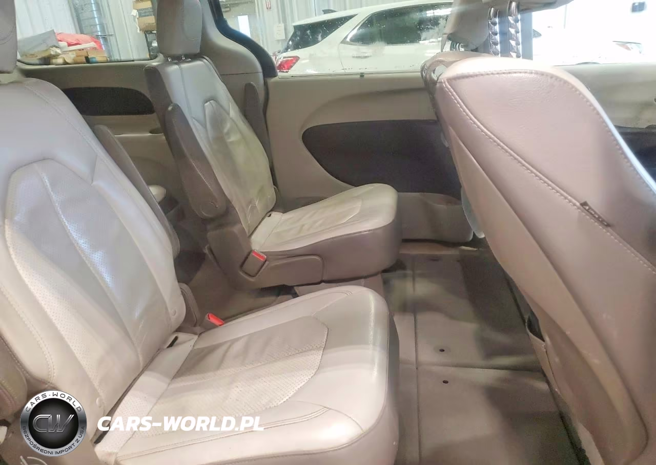 2017 Chrysler Pacifica Touring L Plus VIN:2C4RC1EG8HR669659 - 11