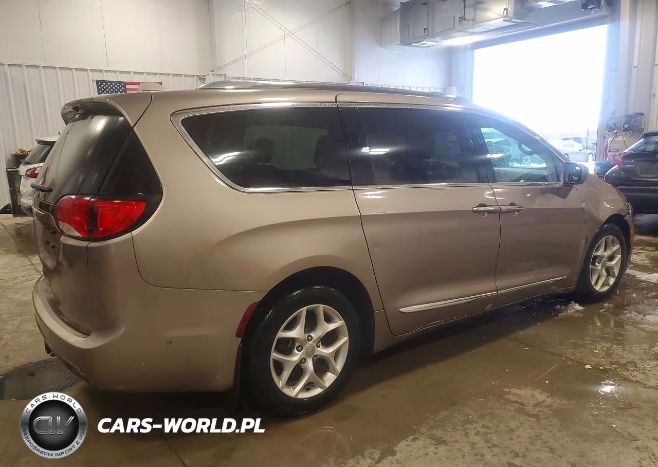 2017 Chrysler Pacifica Touring L Plus VIN:2C4RC1EG8HR669659 - 3