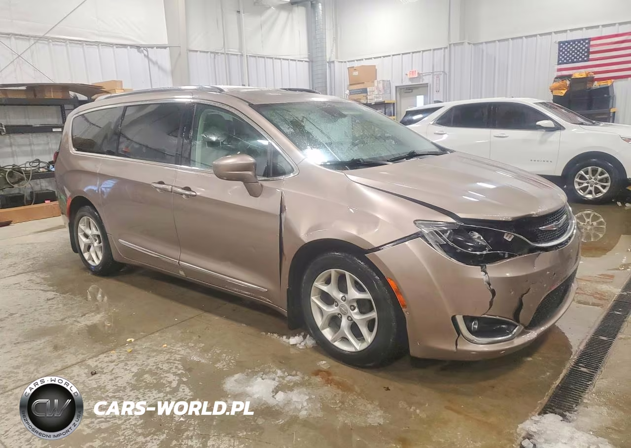 2017 Chrysler Pacifica Touring L Plus VIN:2C4RC1EG8HR669659 - 4
