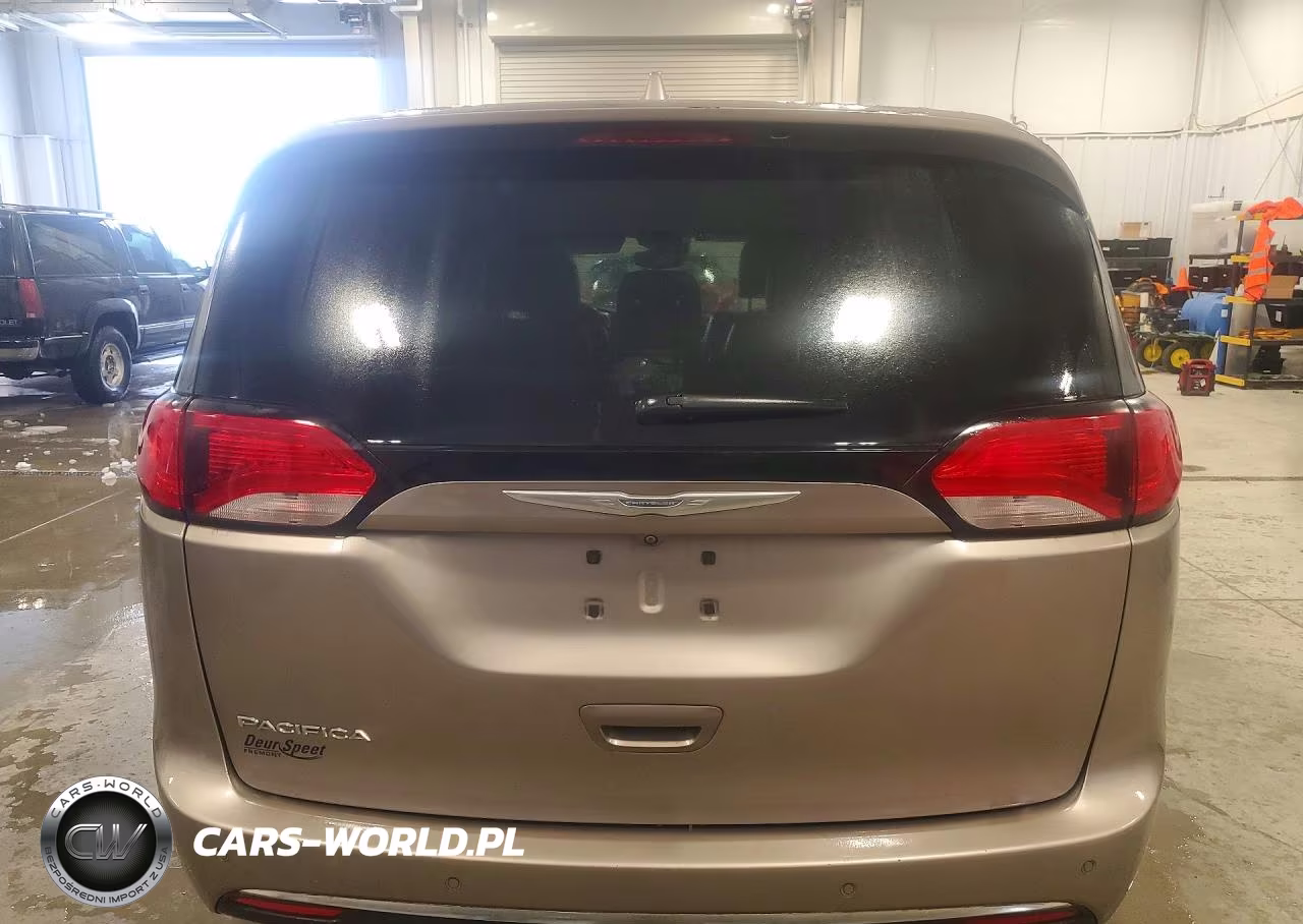 2017 Chrysler Pacifica Touring L Plus VIN:2C4RC1EG8HR669659 - 6