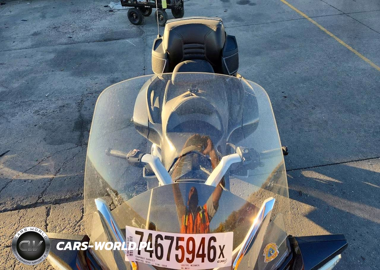 2010 Can-Am Spyder Roadster Rt VIN:2BXJBLC17AV000791 - 5