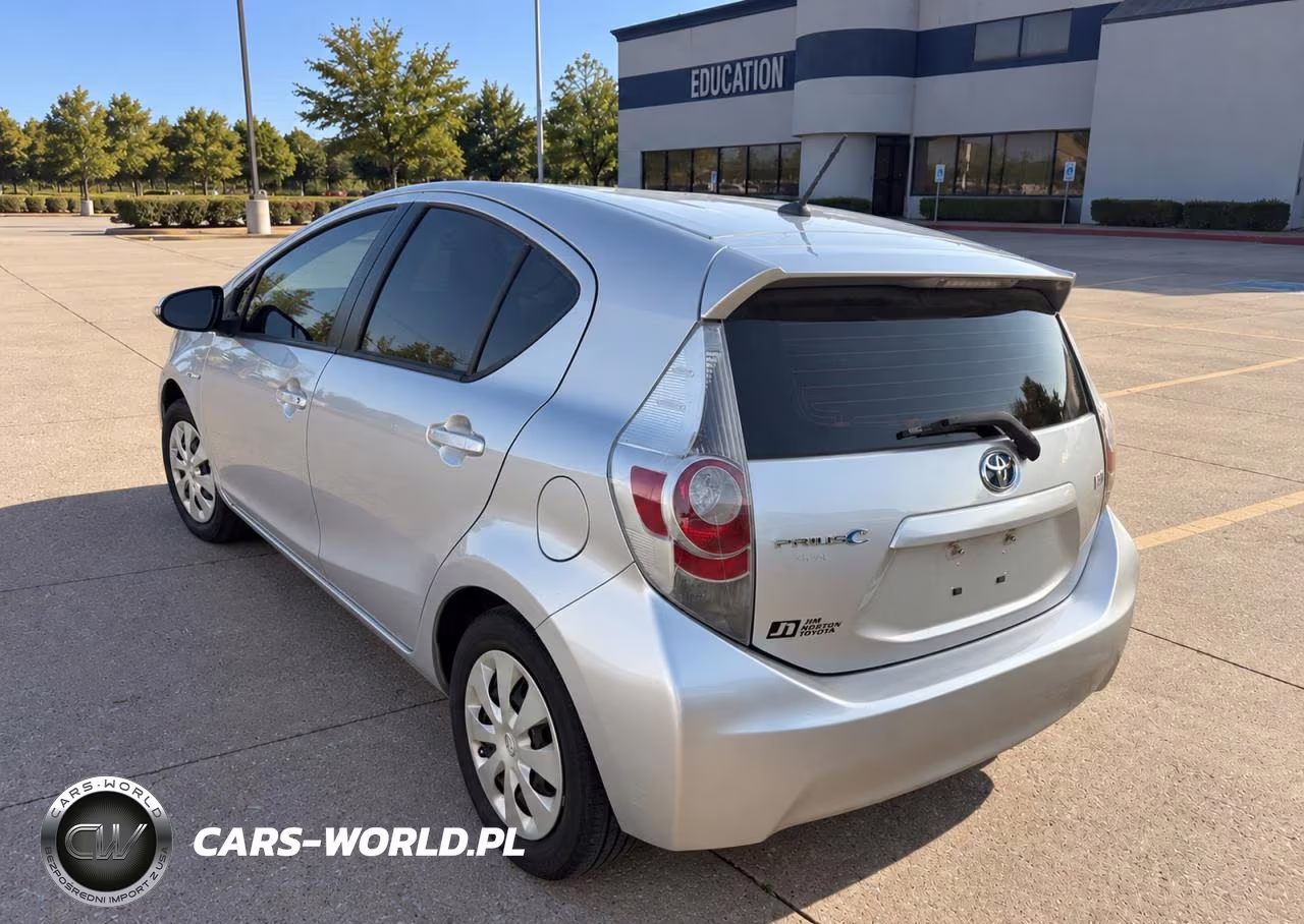 2014 Toyota Prius C One VIN:JTDKDTB33E1074701 - 3