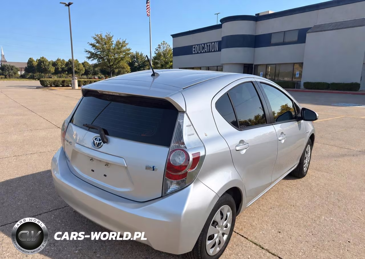 2014 Toyota Prius C One VIN:JTDKDTB33E1074701 - 4