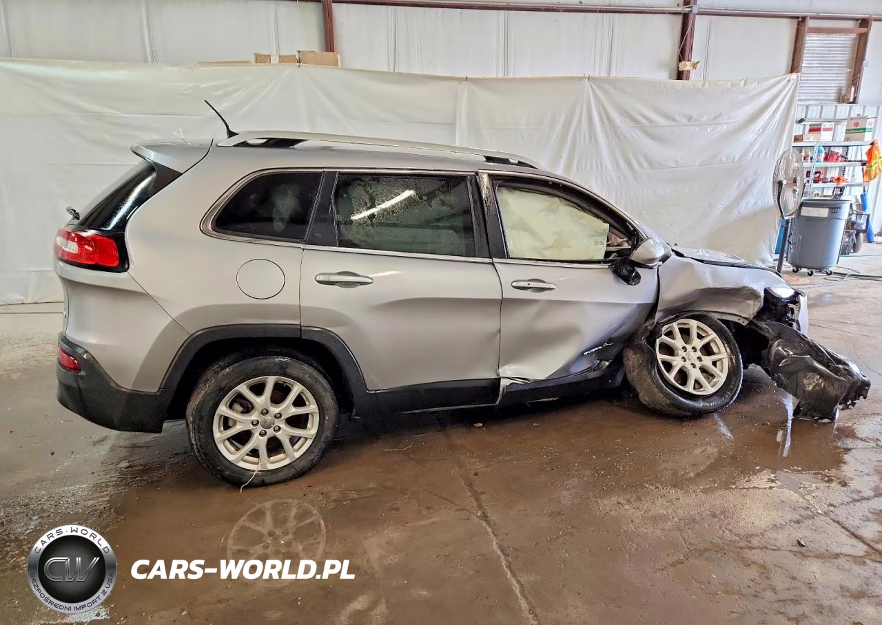 2018 Jeep Cherokee Latitude Plus VIN:1C4PJLLB3JD533769 - 3