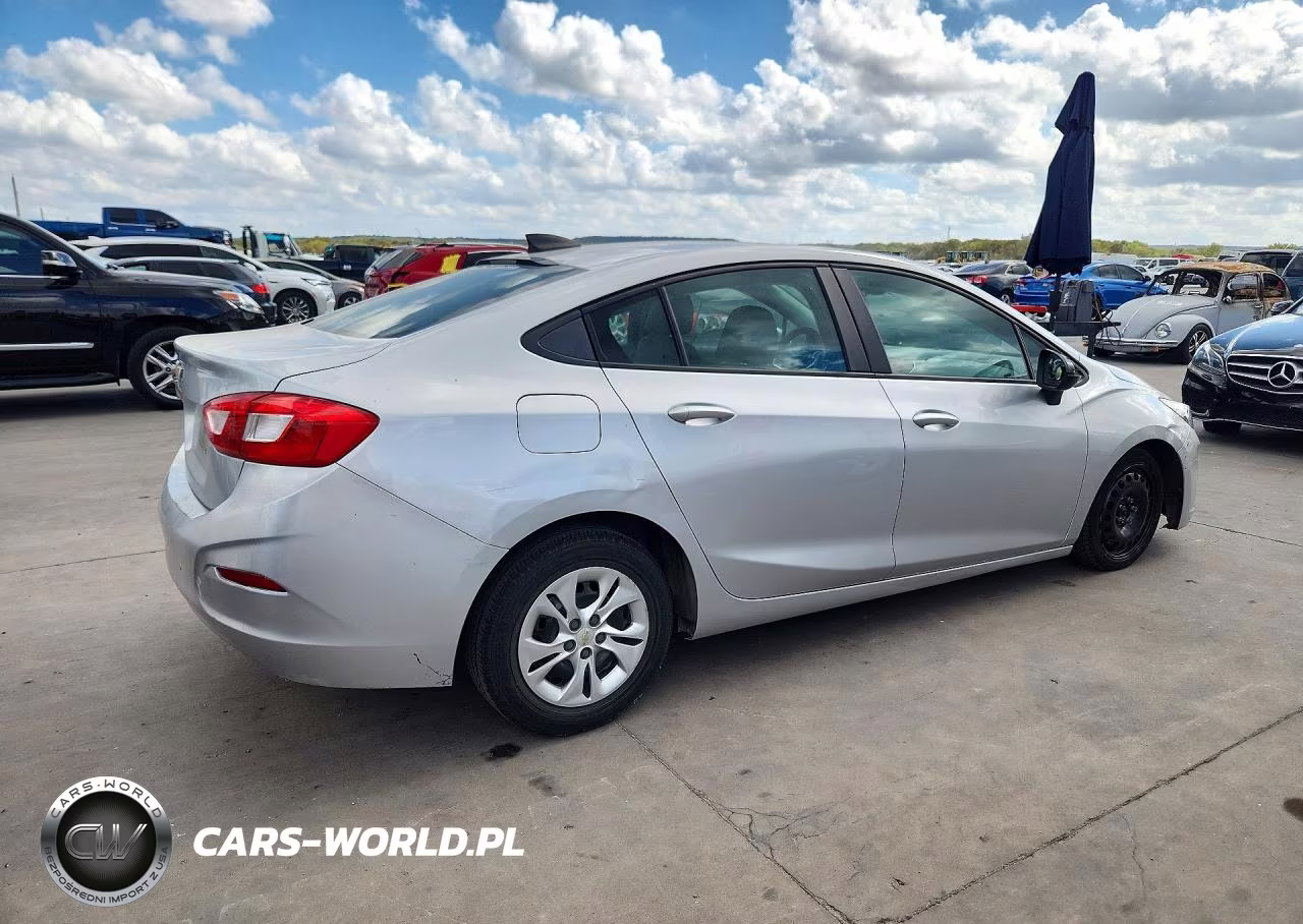 2019 Chevrolet Cruze VIN:1G1BJ5SM9K7105318 - 3
