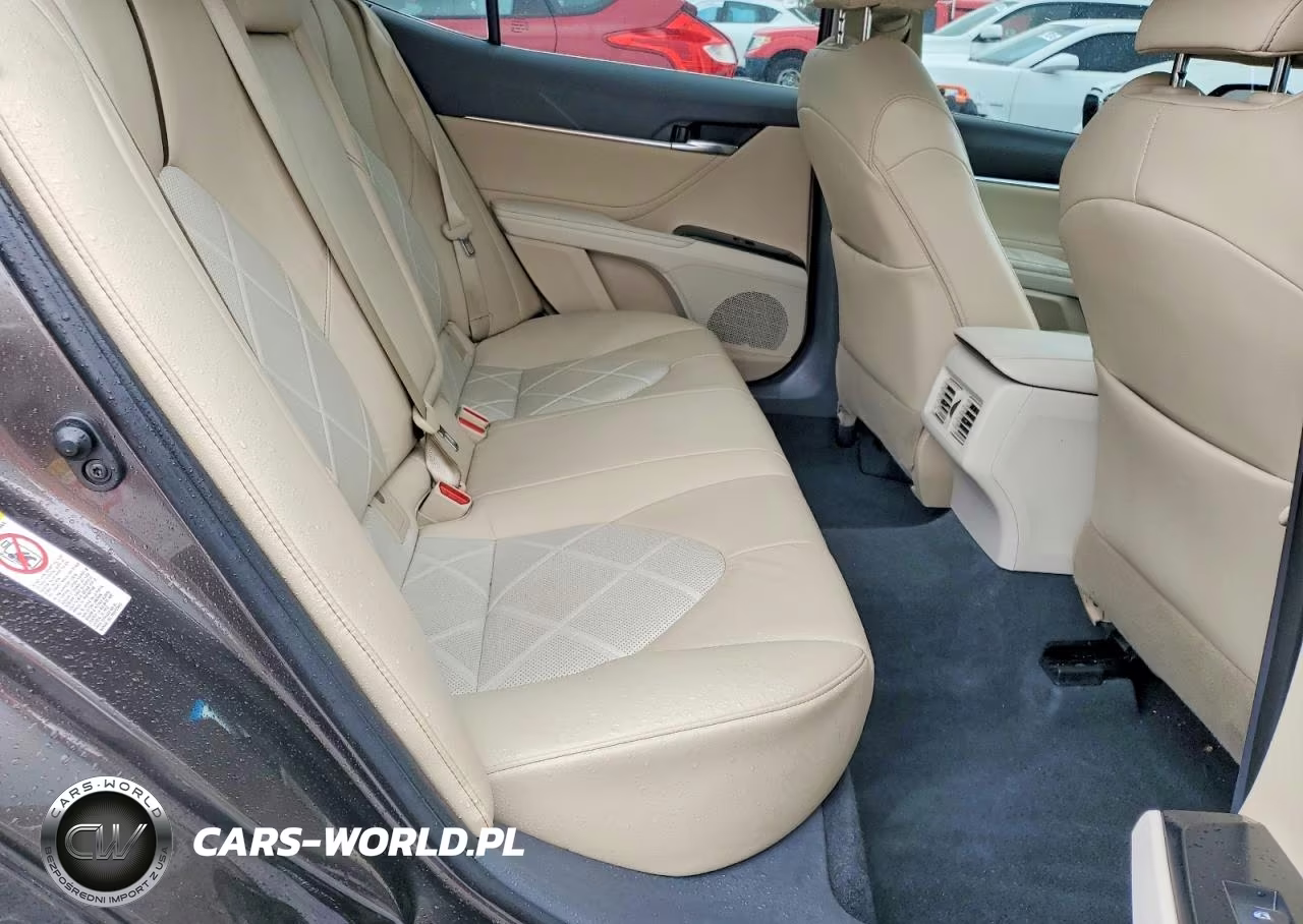 2018 Toyota Camry L VIN:4T1B11HK7JU004750 - 10