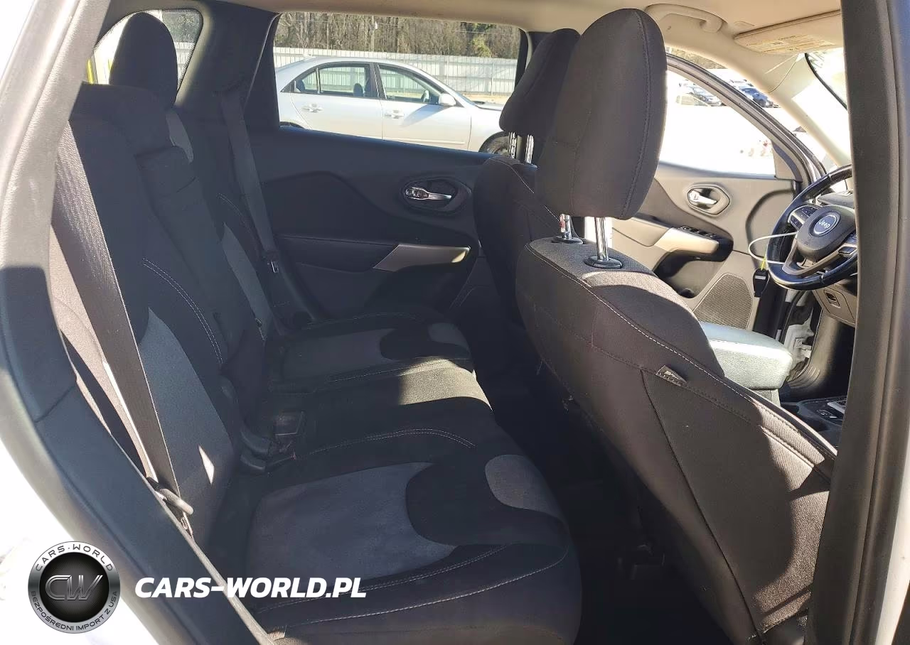 2018 Jeep Cherokee Latitude VIN:1C4PJLCB3JD513330 - 10