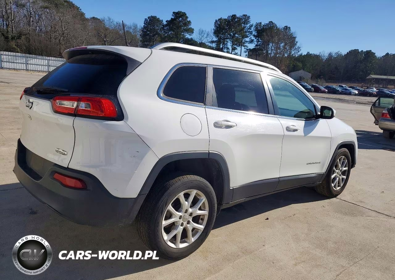 2018 Jeep Cherokee Latitude VIN:1C4PJLCB3JD513330 - 3