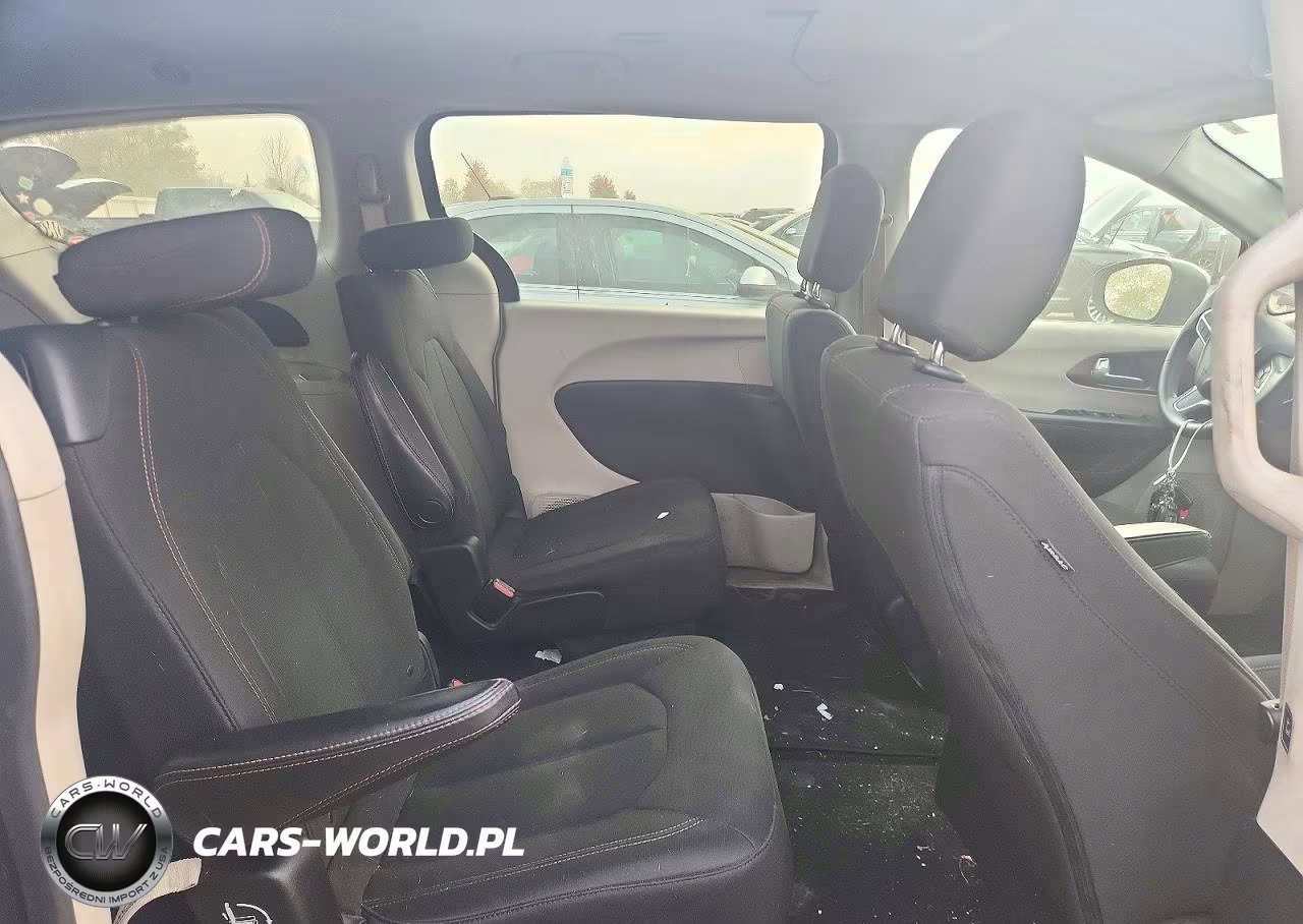 2018 Chrysler Pacifica Touring VIN:2C4RC1DGXJR143797 - 10