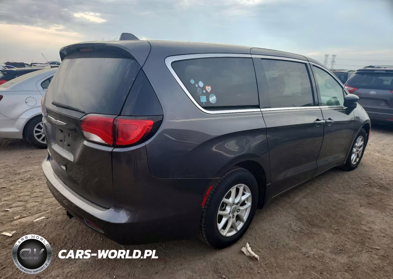 2018 Chrysler Pacifica Touring VIN:2C4RC1DGXJR143797 - 3