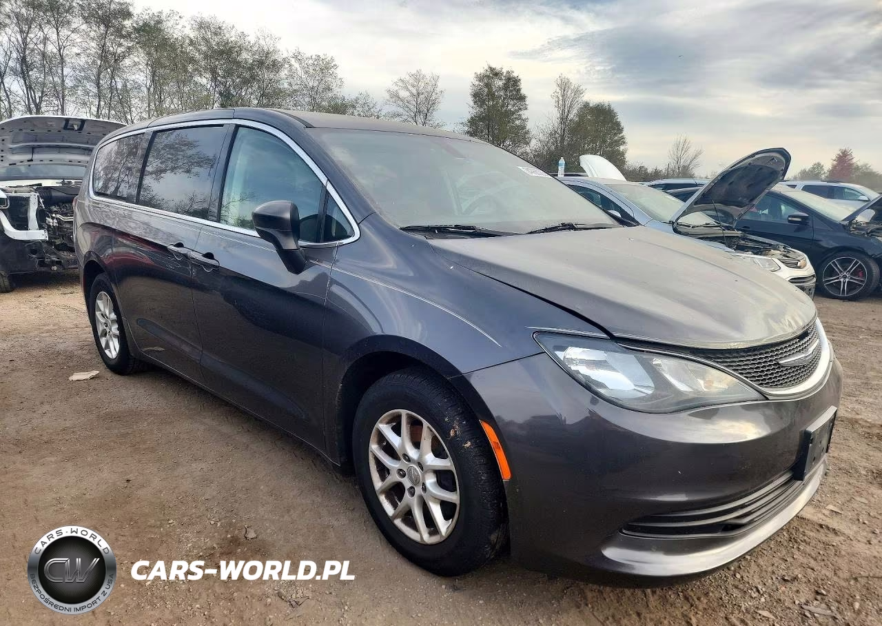 2018 Chrysler Pacifica Touring VIN:2C4RC1DGXJR143797 - 4