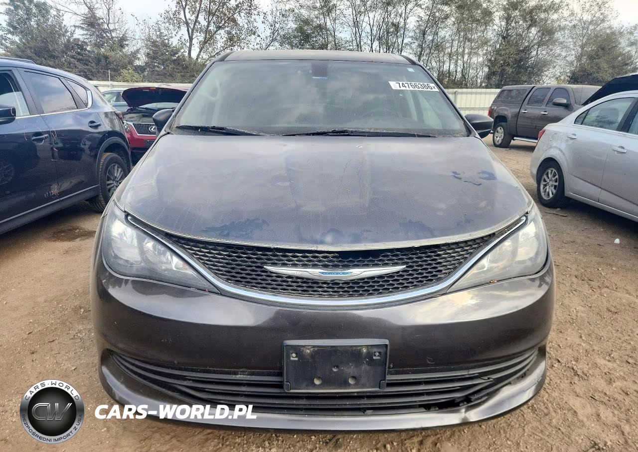 2018 Chrysler Pacifica Touring VIN:2C4RC1DGXJR143797 - 5