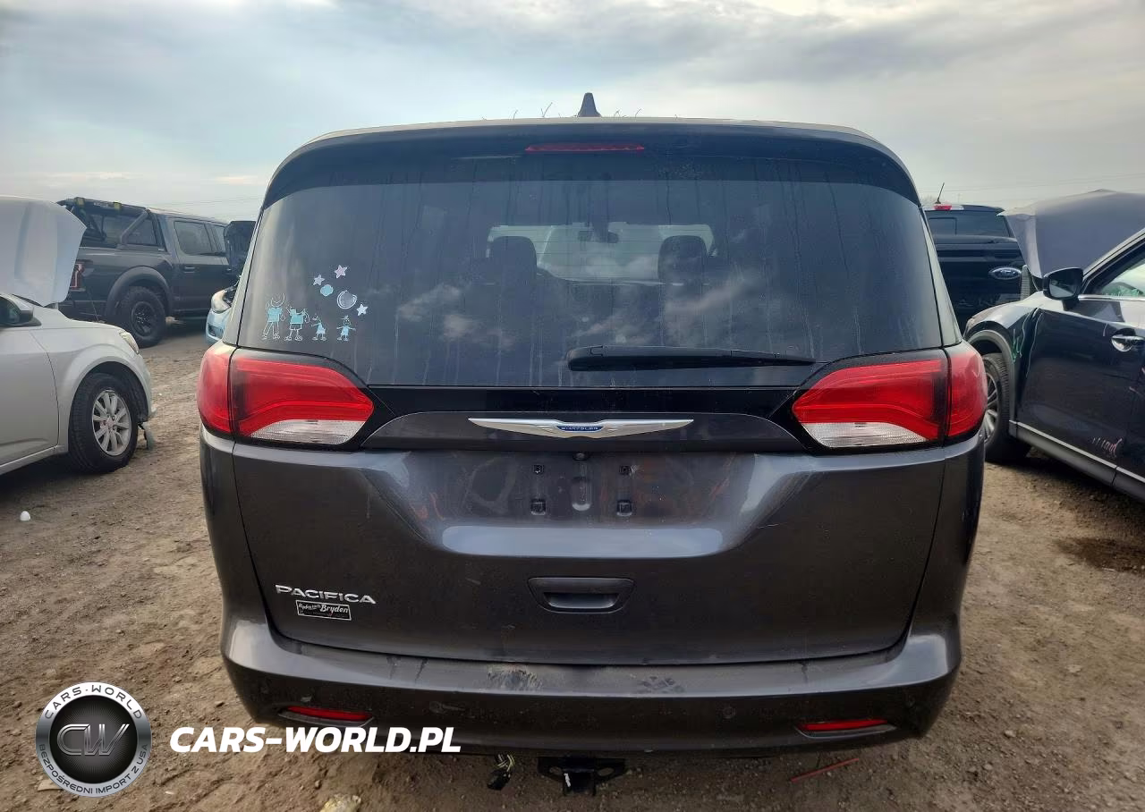 2018 Chrysler Pacifica Touring VIN:2C4RC1DGXJR143797 - 6