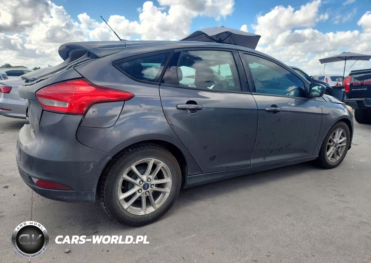 2018 Ford Focus Se VIN:1FADP3K21JL330796 - 3