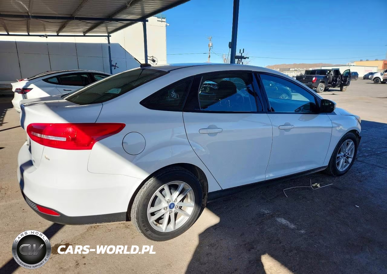 2017 Ford Focus Se VIN:1FADP3F23HL340718 - 3