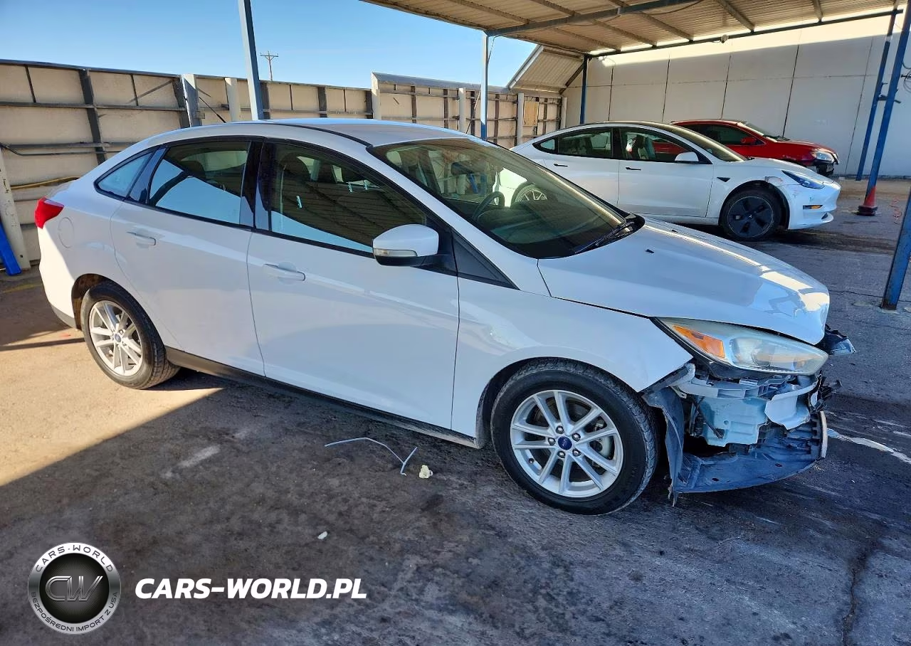 2017 Ford Focus Se VIN:1FADP3F23HL340718 - 4