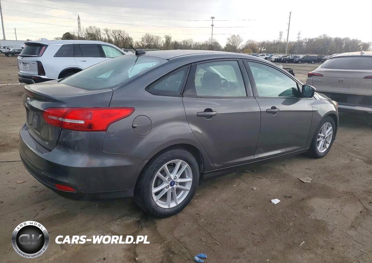 2018 Ford Focus Se VIN:1FADP3F21JL277057 - 3