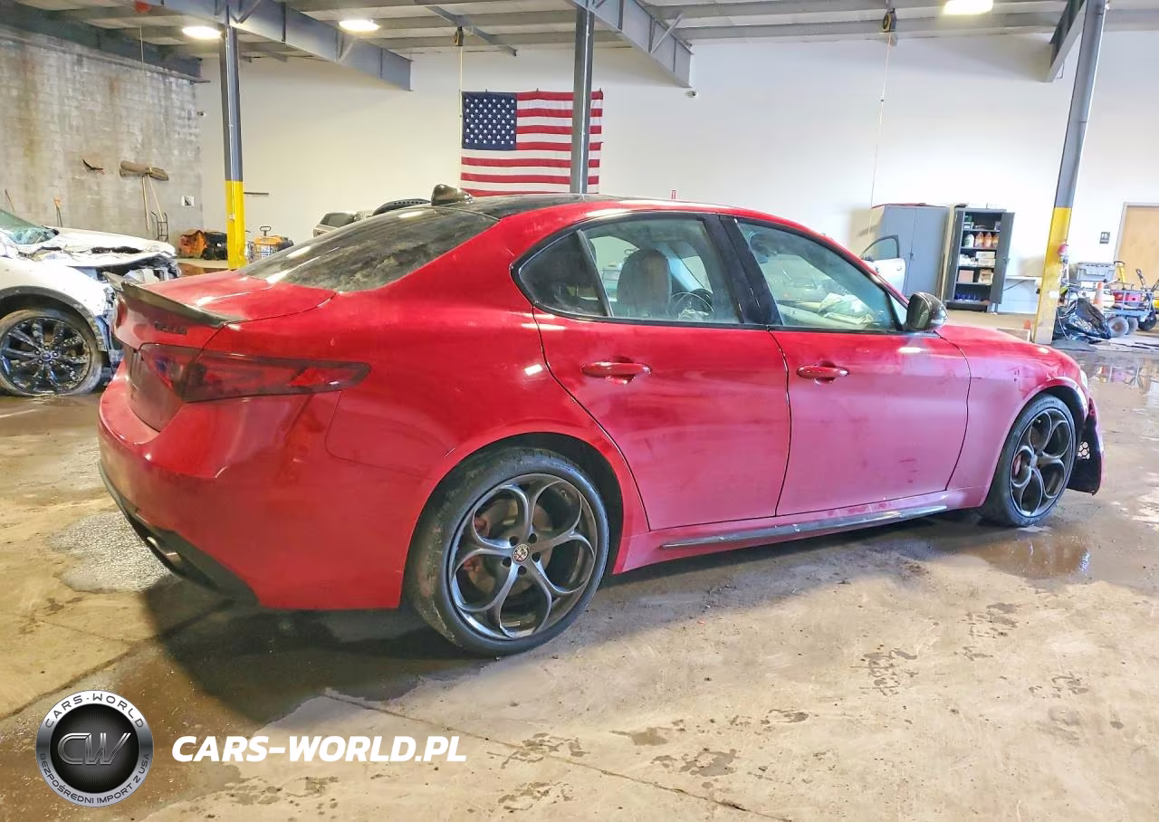 2018 Alfa Romeo Giulia Ti Q4 VIN:ZARFAEENXJ7567615 - 3