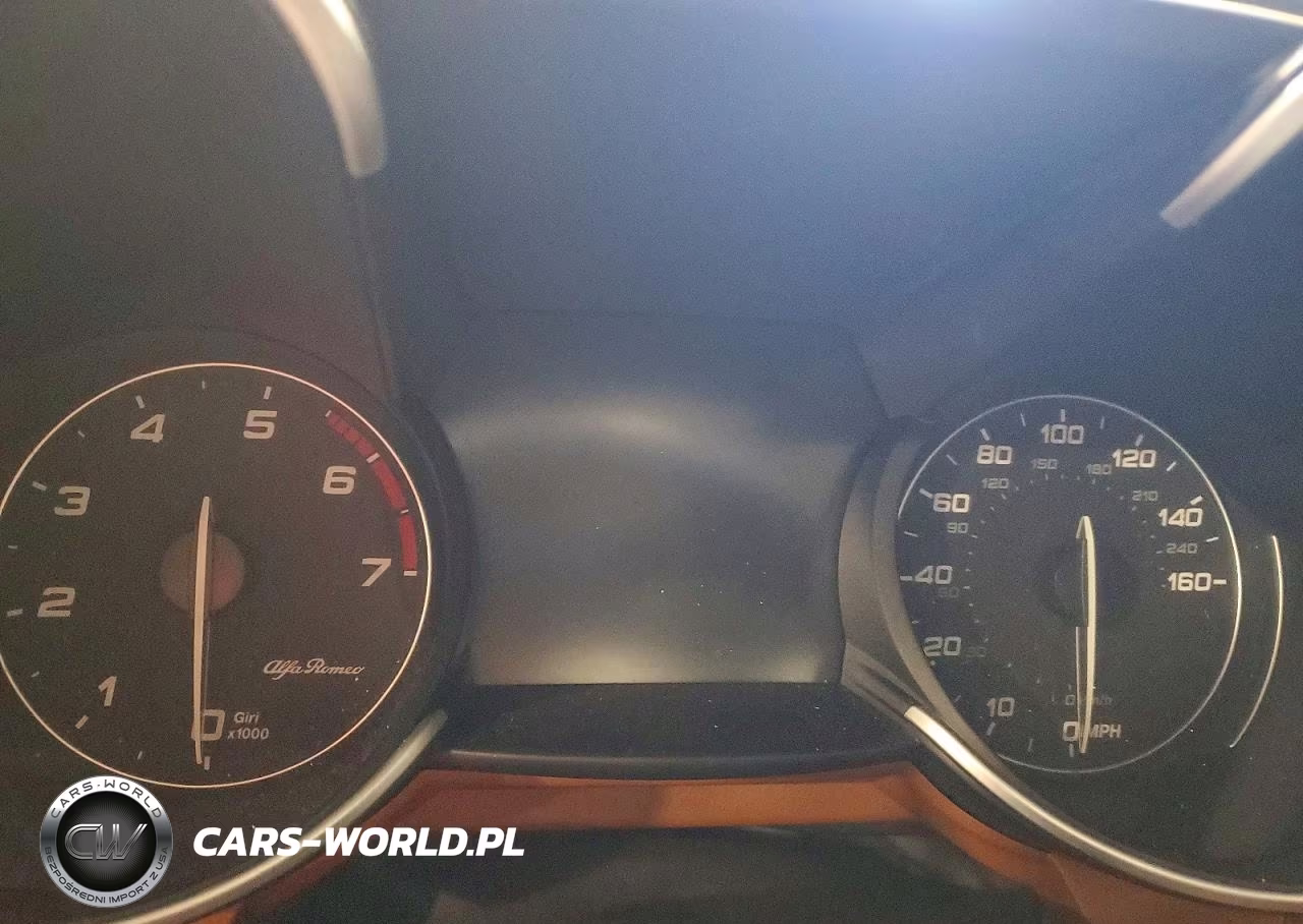 2018 Alfa Romeo Giulia Ti Q4 VIN:ZARFAEENXJ7567615 - 9