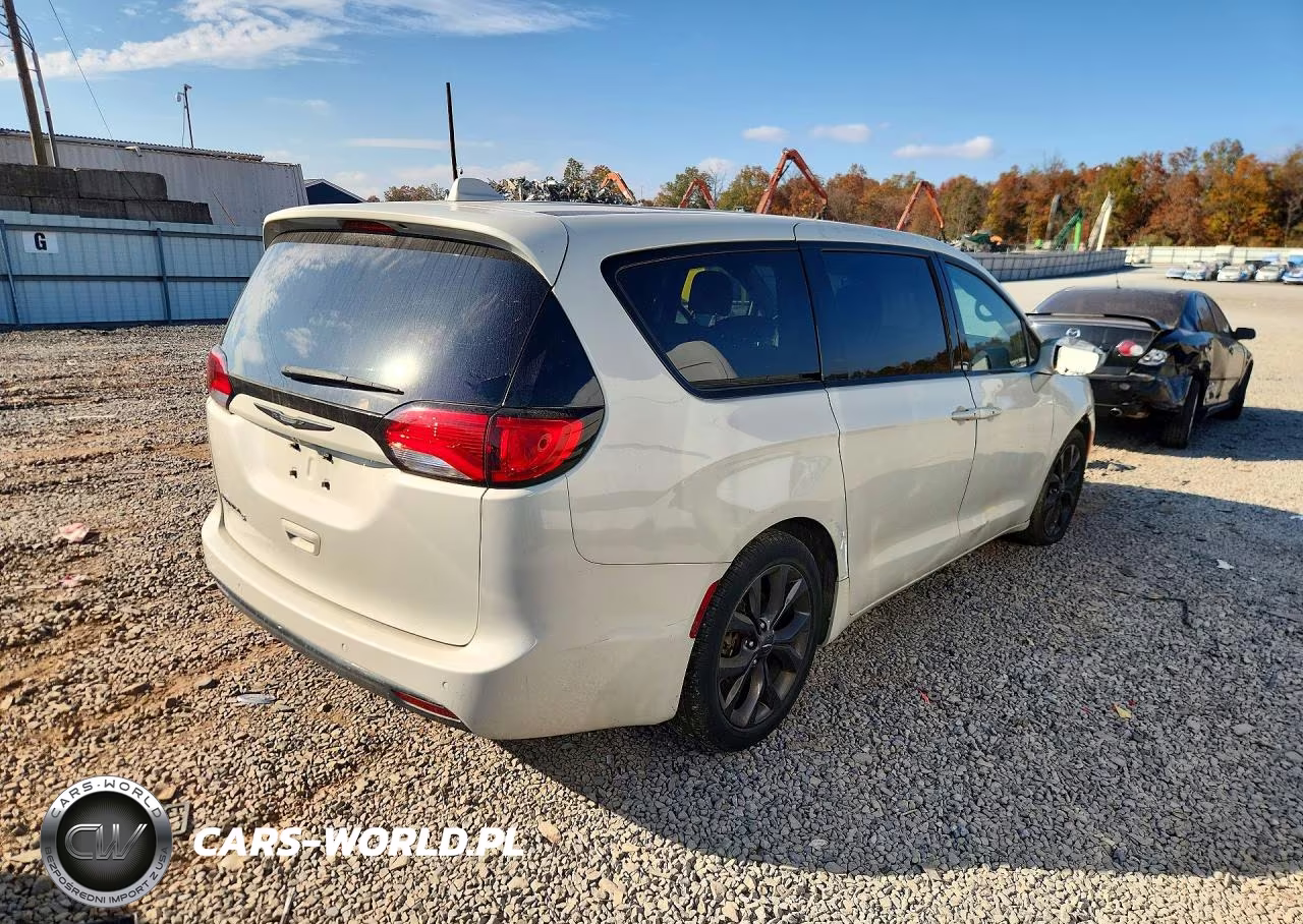 2019 Chrysler Pacifica Touring Plus VIN:2C4RC1FG4KR708513 - 3