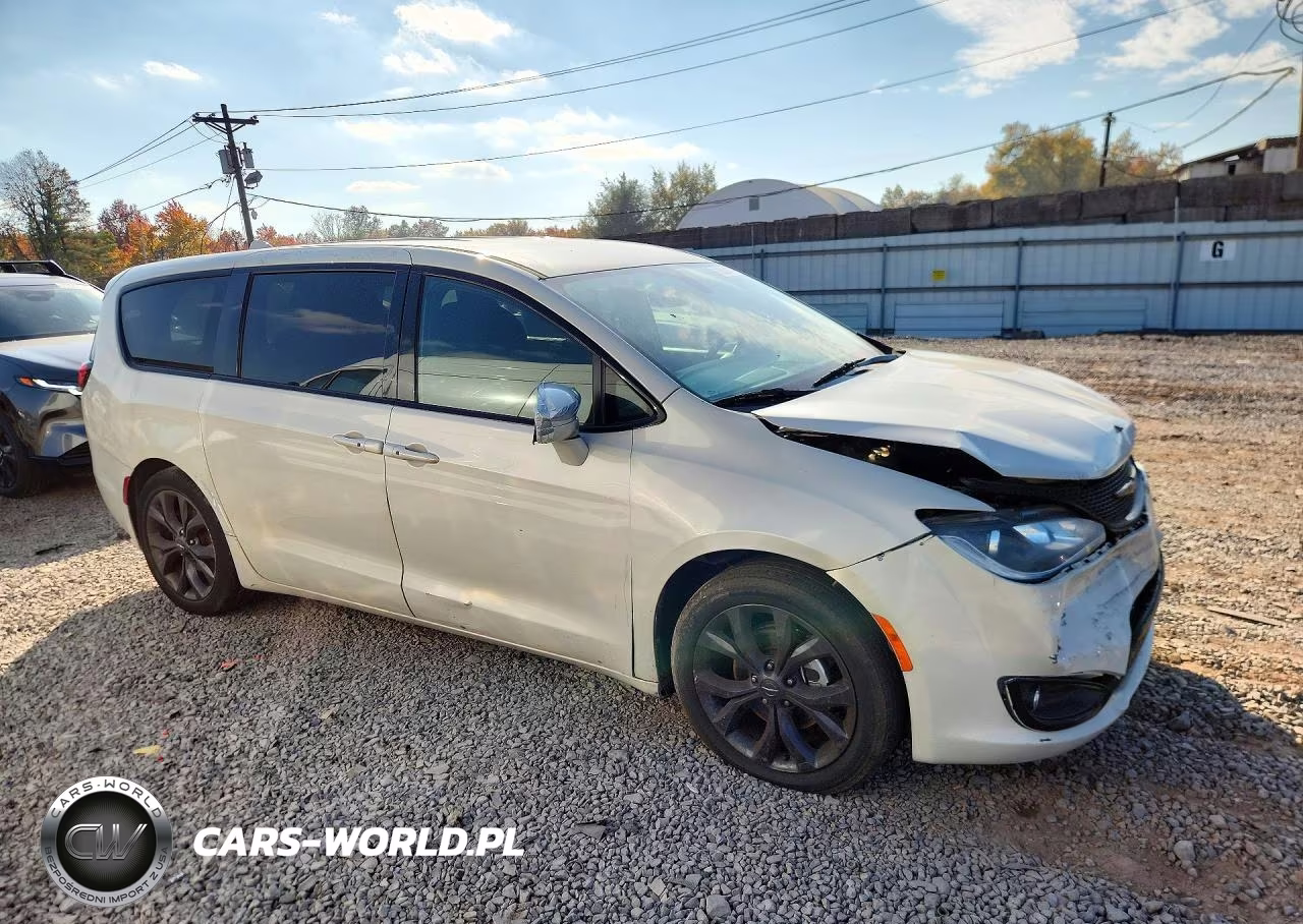 2019 Chrysler Pacifica Touring Plus VIN:2C4RC1FG4KR708513 - 4