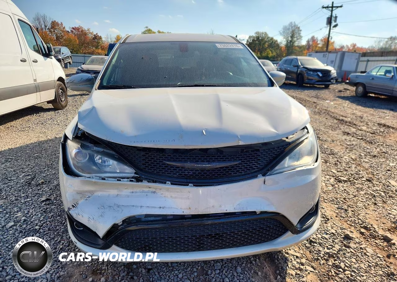 2019 Chrysler Pacifica Touring Plus VIN:2C4RC1FG4KR708513 - 5