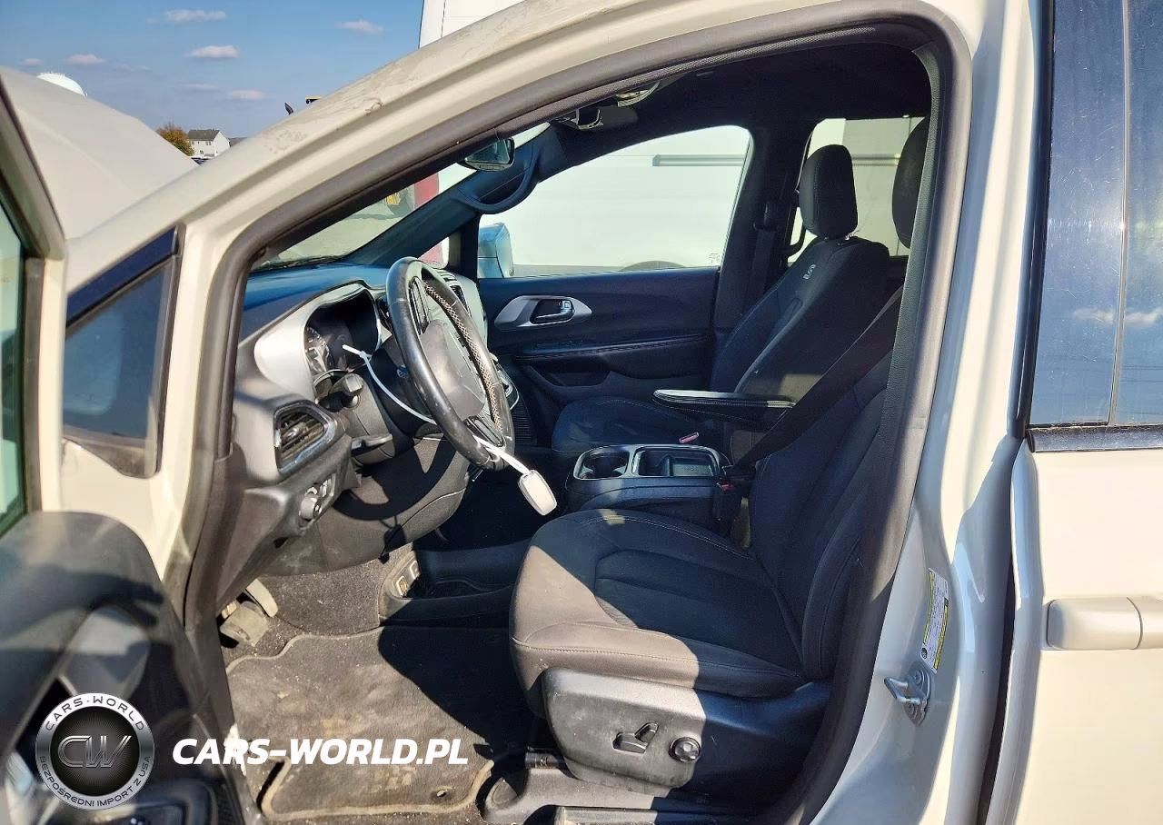 2019 Chrysler Pacifica Touring Plus VIN:2C4RC1FG4KR708513 - 7