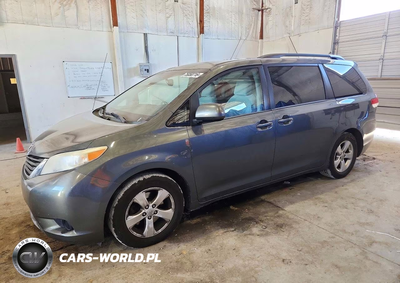 2013 Toyota Sienna Le – zdjęcie 1 z 13
