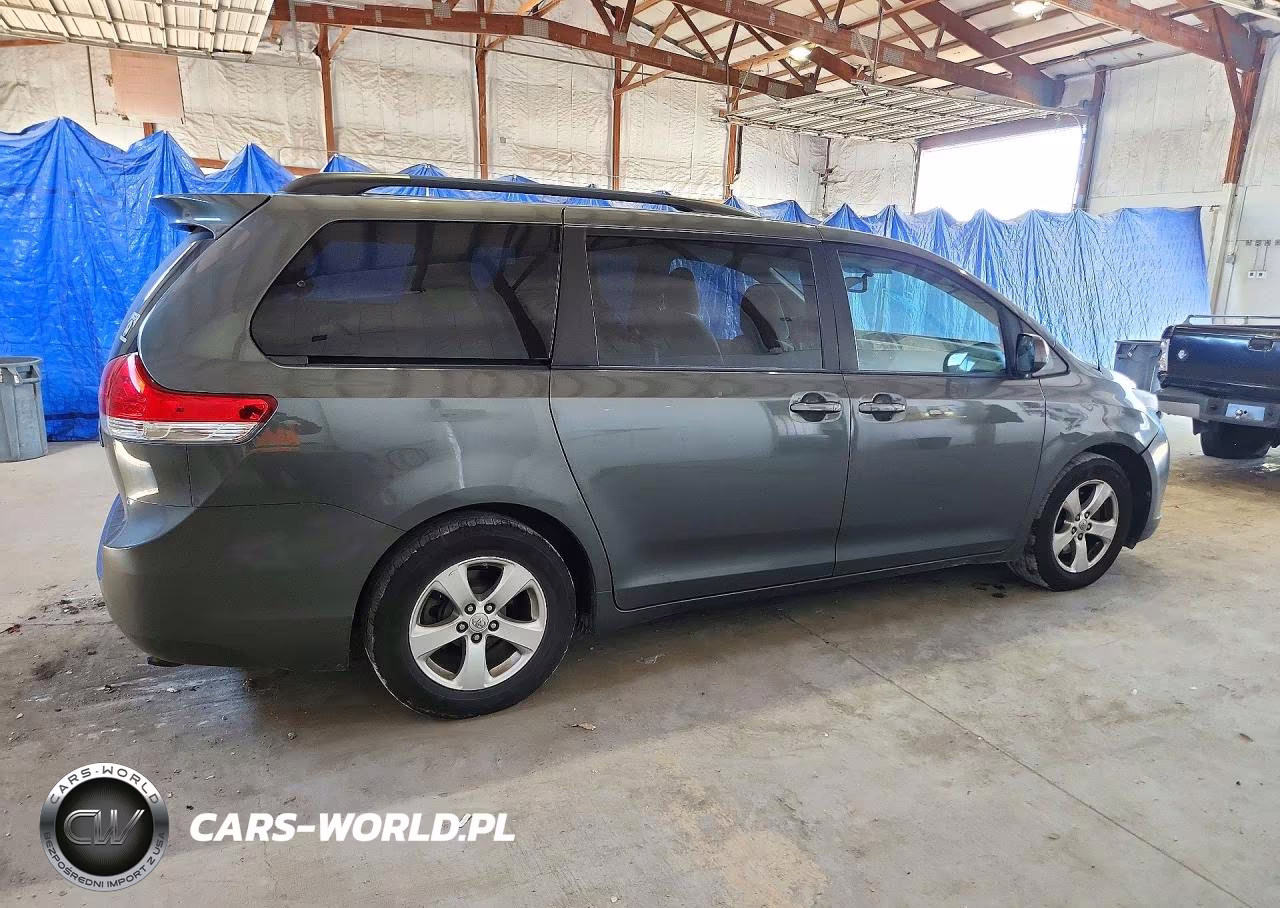 2013 Toyota Sienna Le VIN:5TDKK3DC8DS330304 - 3