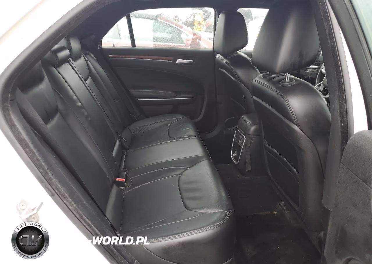 2014 Chrysler 300 VIN:2C3CCAAG8EH252690 - 10