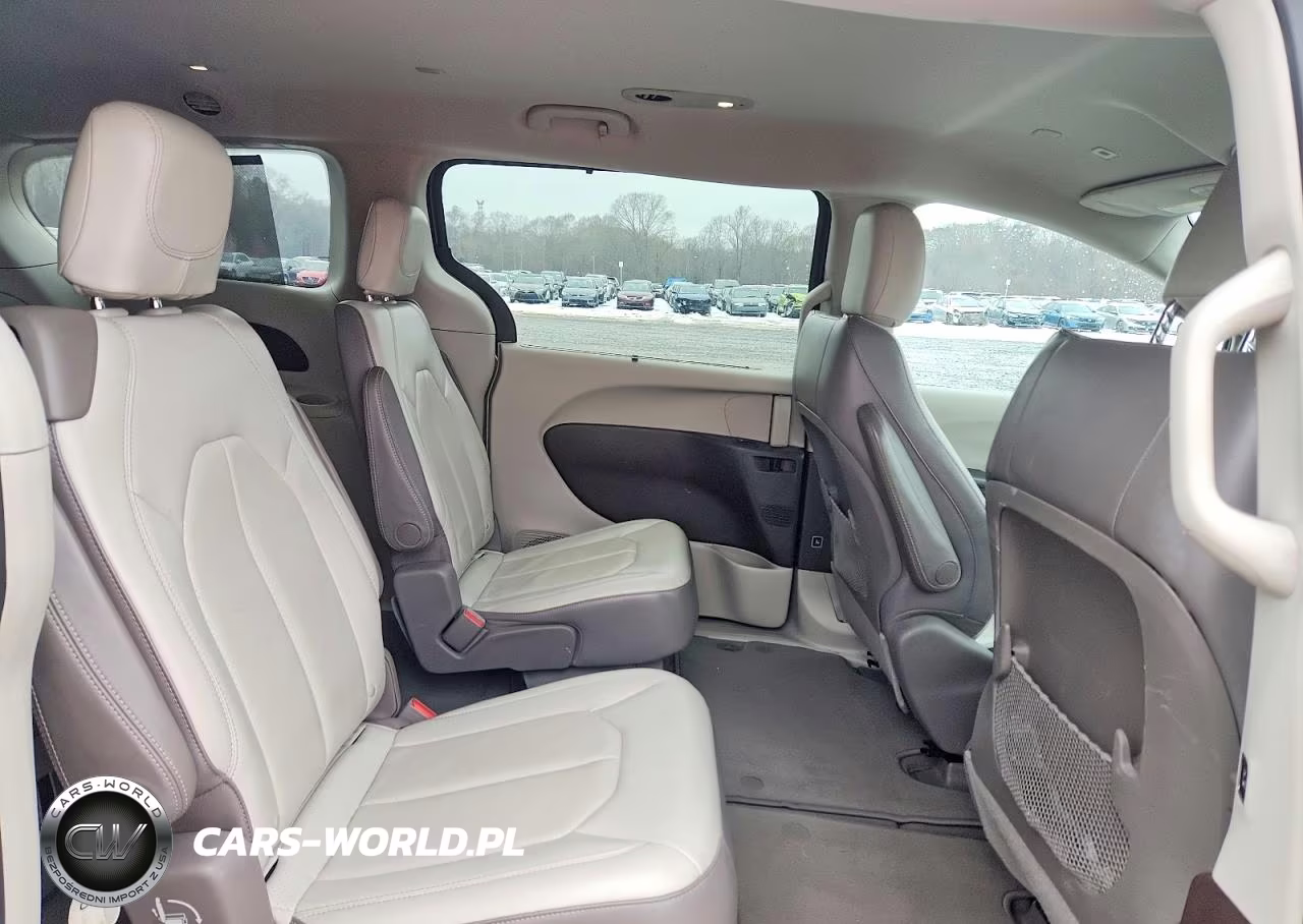 2018 Chrysler Pacifica Touring L VIN:2C4RC1BG1JR114370 - 11