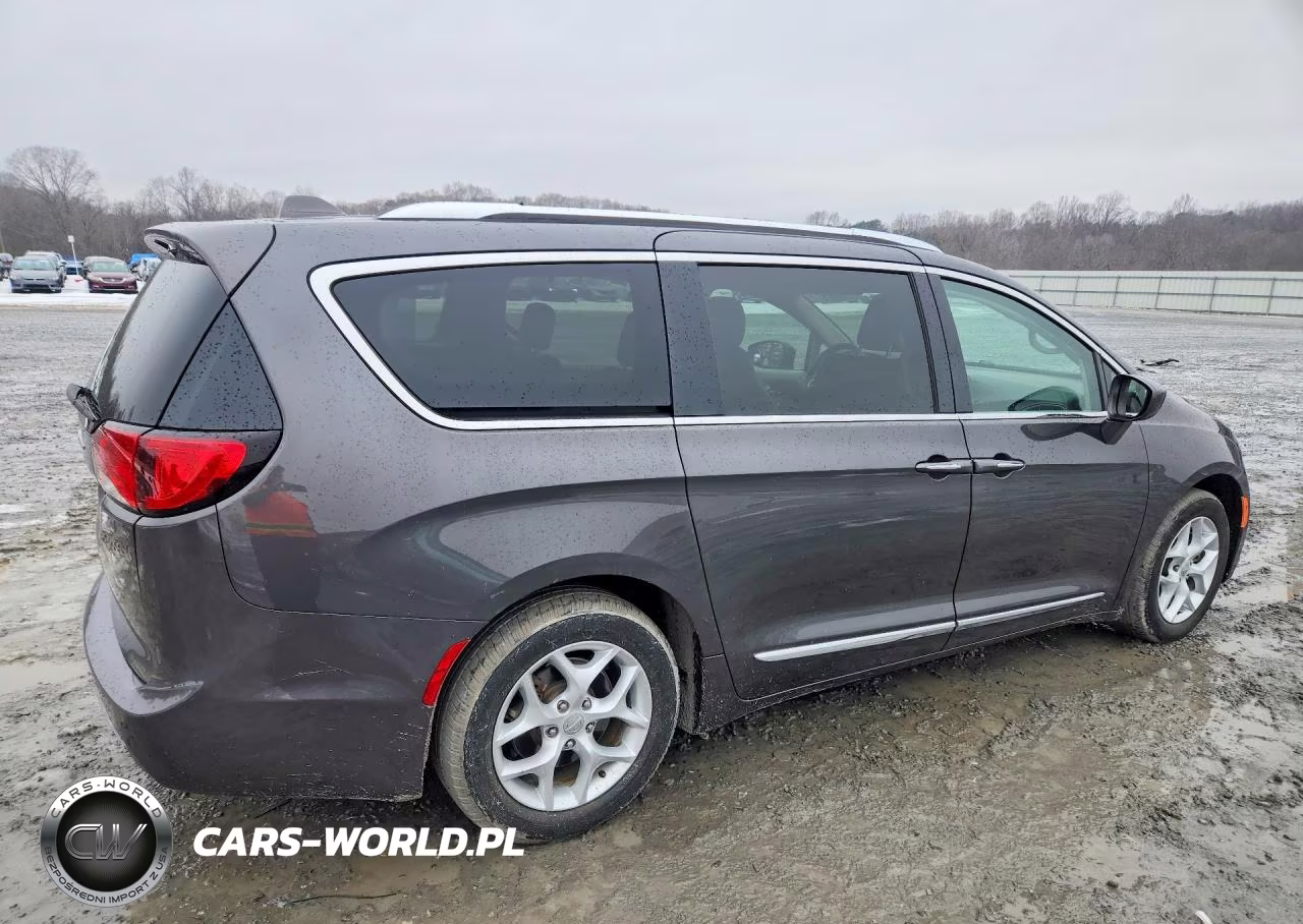 2018 Chrysler Pacifica Touring L VIN:2C4RC1BG1JR114370 - 3