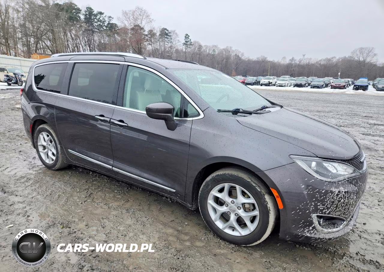 2018 Chrysler Pacifica Touring L VIN:2C4RC1BG1JR114370 - 4