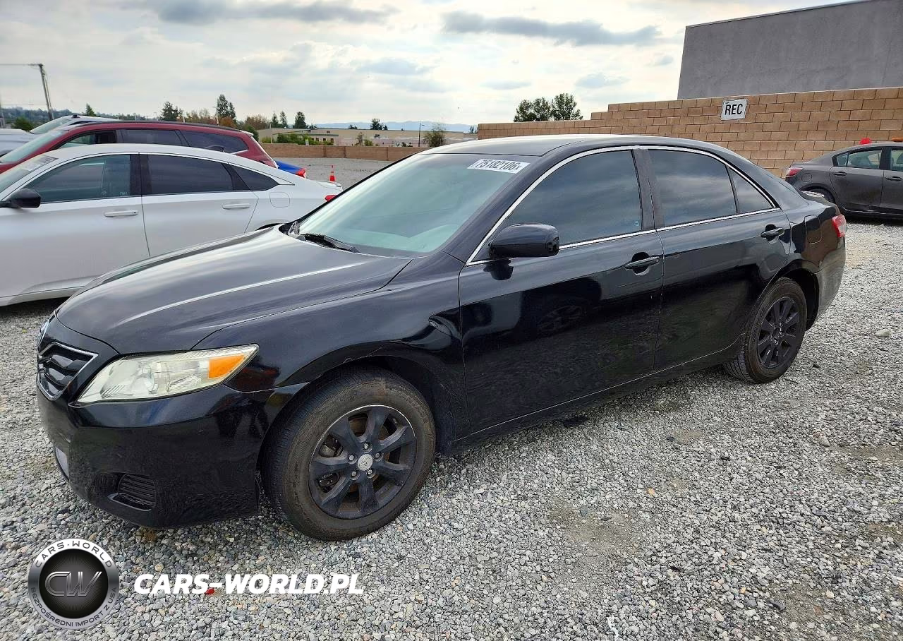 2011 Toyota Camry Le – zdjęcie 1 z 12