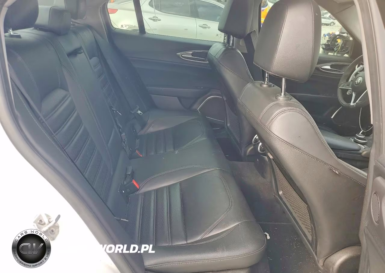 2018 Alfa Romeo Giulia Ti VIN:ZARFAECN0J7598388 - 10