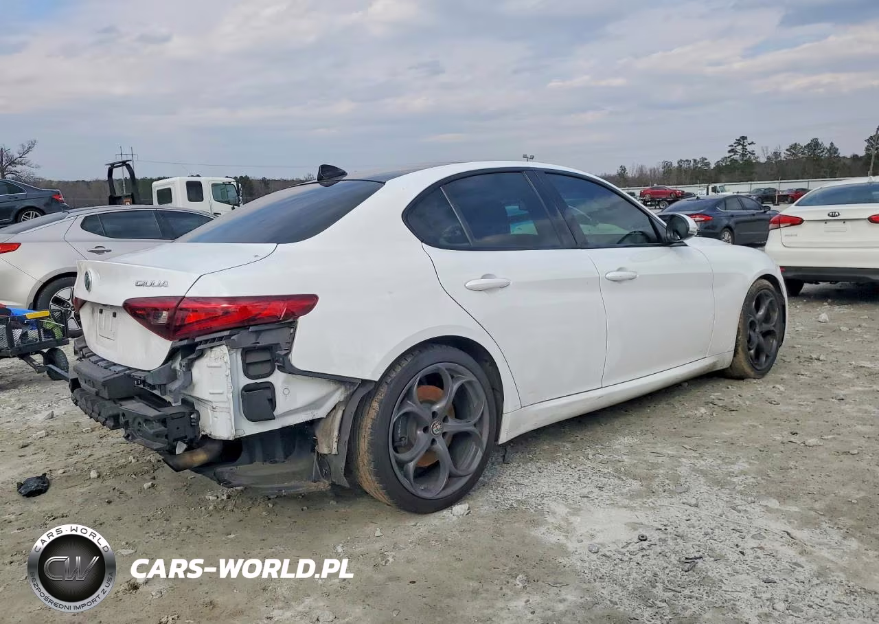 2018 Alfa Romeo Giulia Ti VIN:ZARFAECN0J7598388 - 3