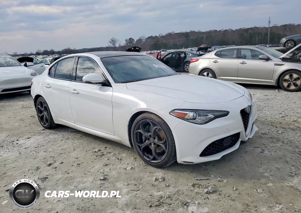 2018 Alfa Romeo Giulia Ti VIN:ZARFAECN0J7598388 - 4