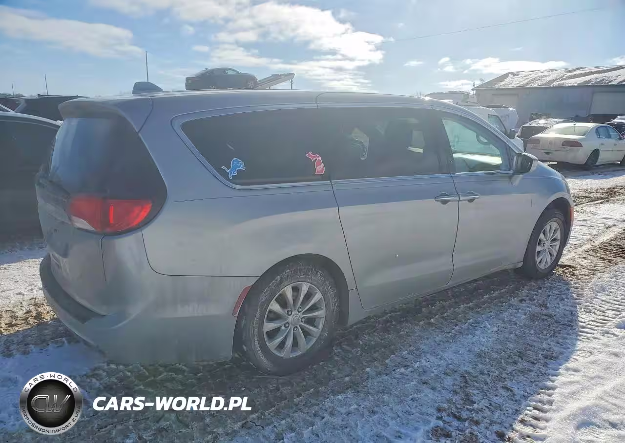 2018 Chrysler Pacifica Touring Plus VIN:2C4RC1FG9JR117558 - 3