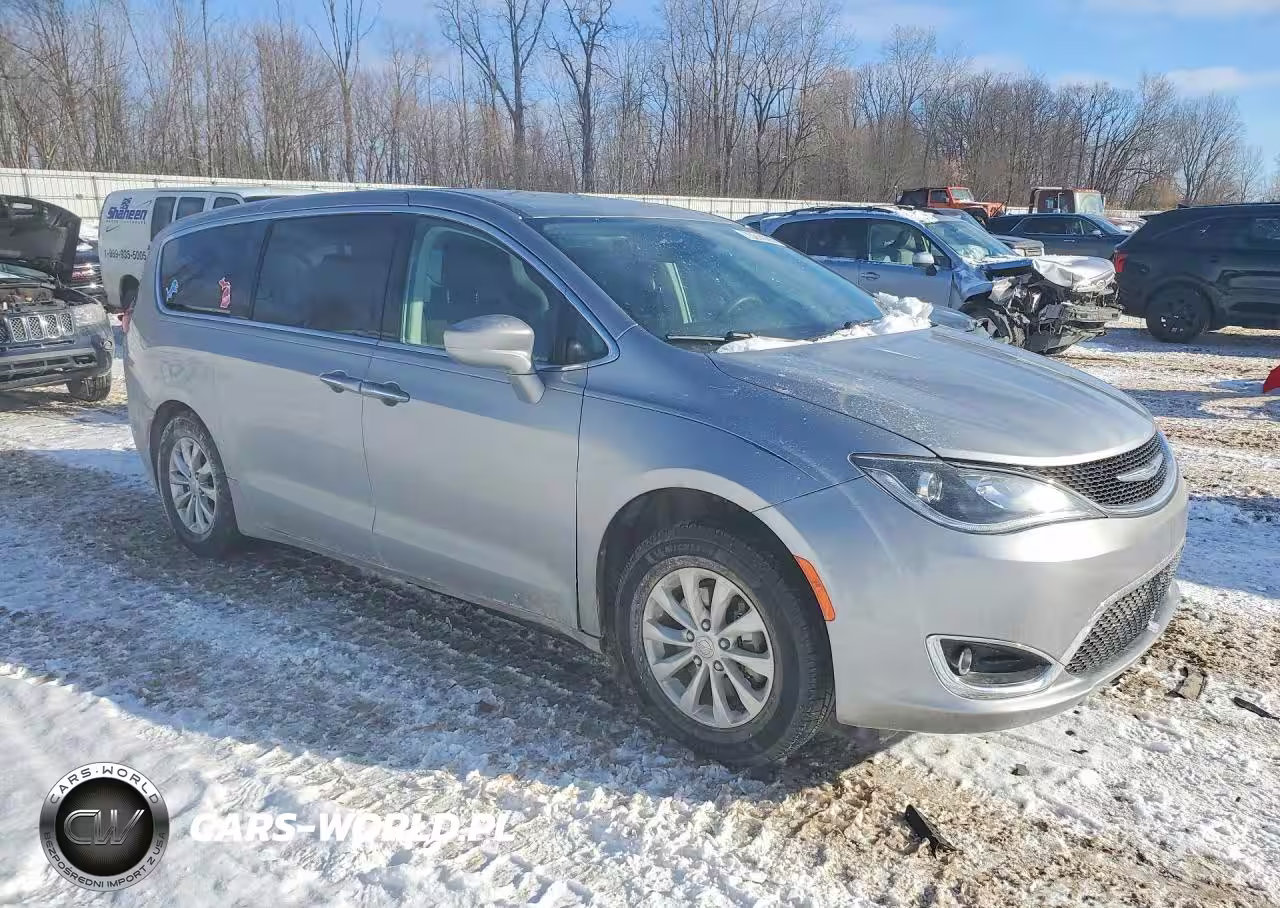 2018 Chrysler Pacifica Touring Plus VIN:2C4RC1FG9JR117558 - 4