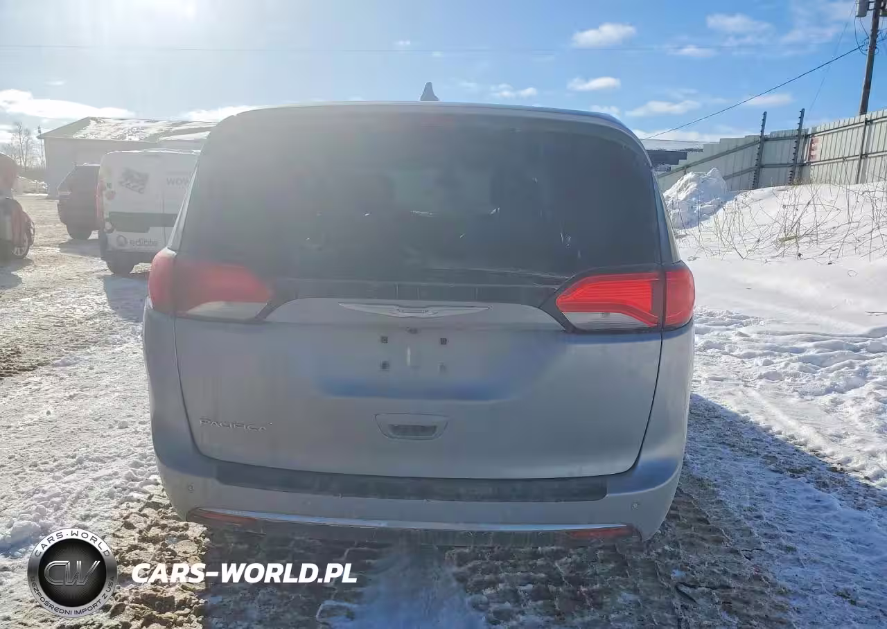 2018 Chrysler Pacifica Touring Plus VIN:2C4RC1FG9JR117558 - 6
