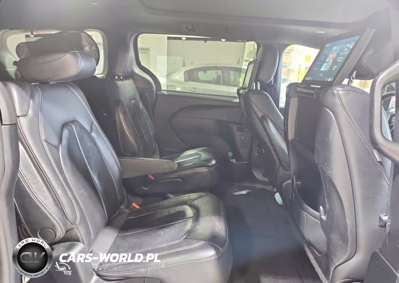 2018 Chrysler Pacifica Touring L Plus VIN:2C4RC1EG0JR157061 - 11