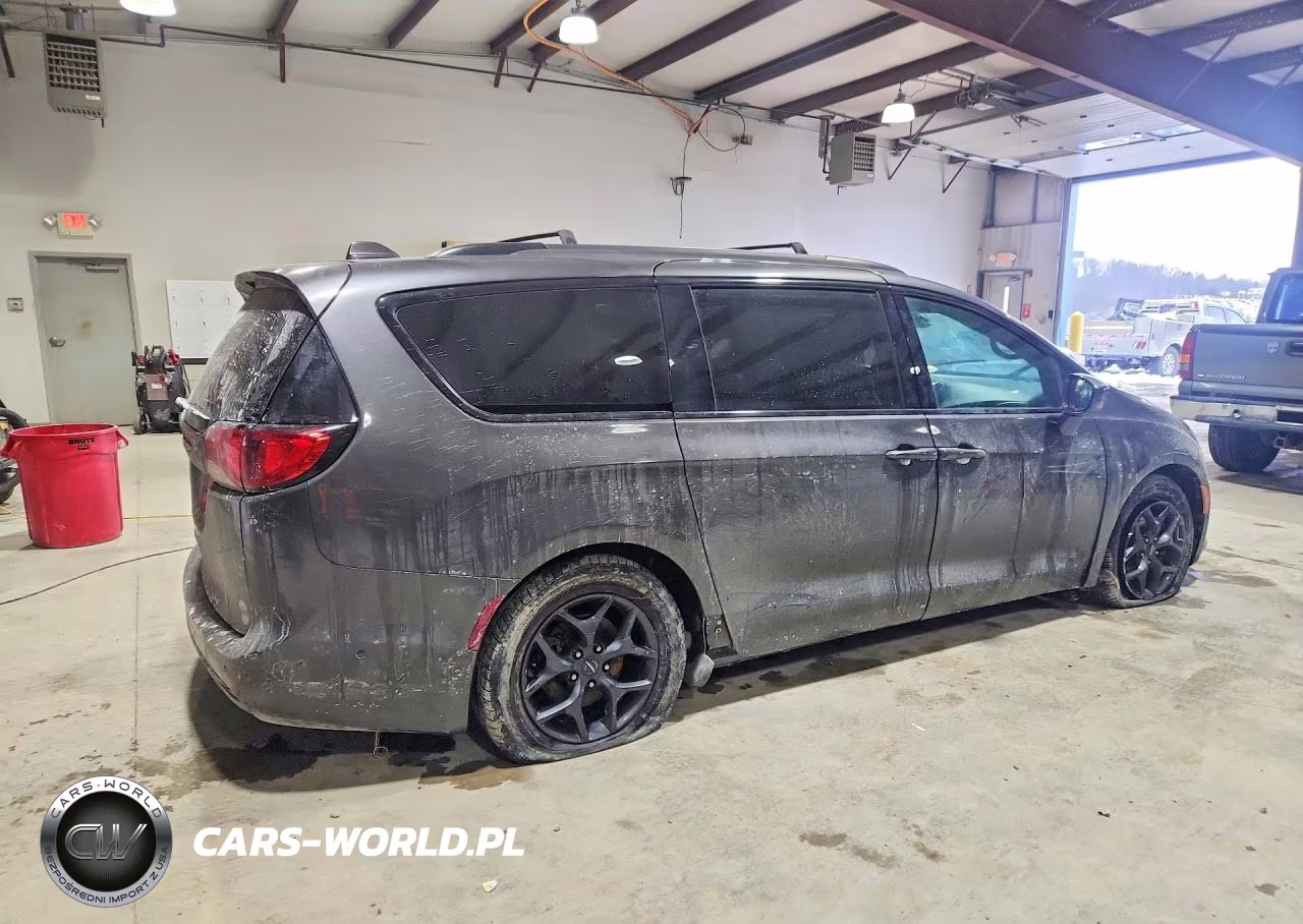 2018 Chrysler Pacifica Touring L Plus VIN:2C4RC1EG0JR157061 - 3