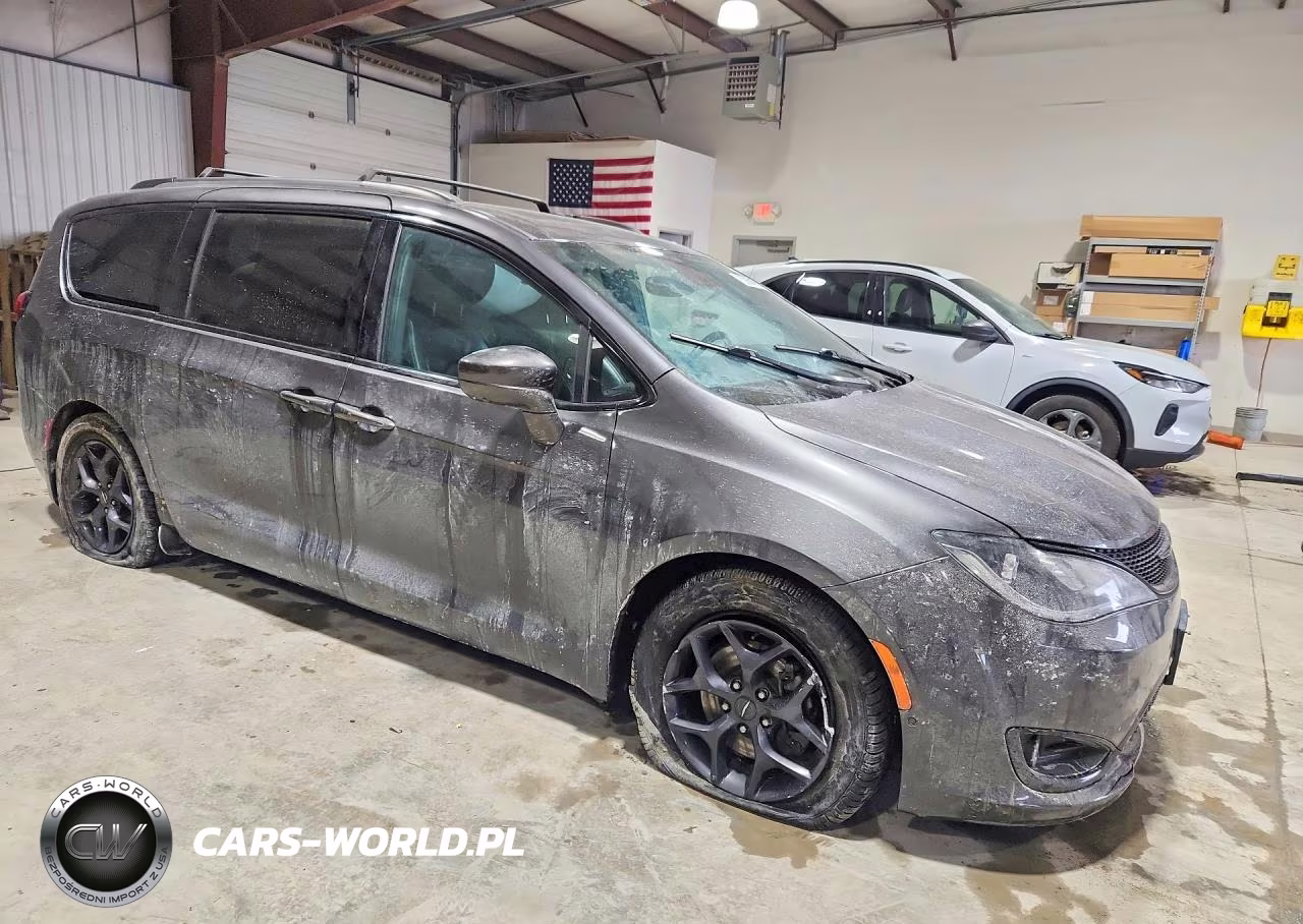 2018 Chrysler Pacifica Touring L Plus VIN:2C4RC1EG0JR157061 - 4