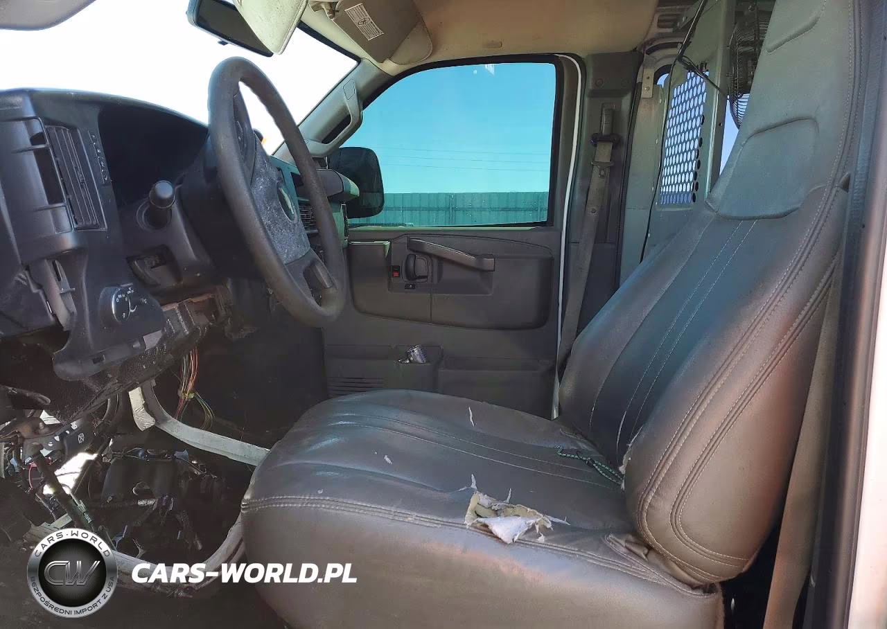 2018 Chevrolet Express G2500 VIN:1GCWGAFP0J1190958 - 7