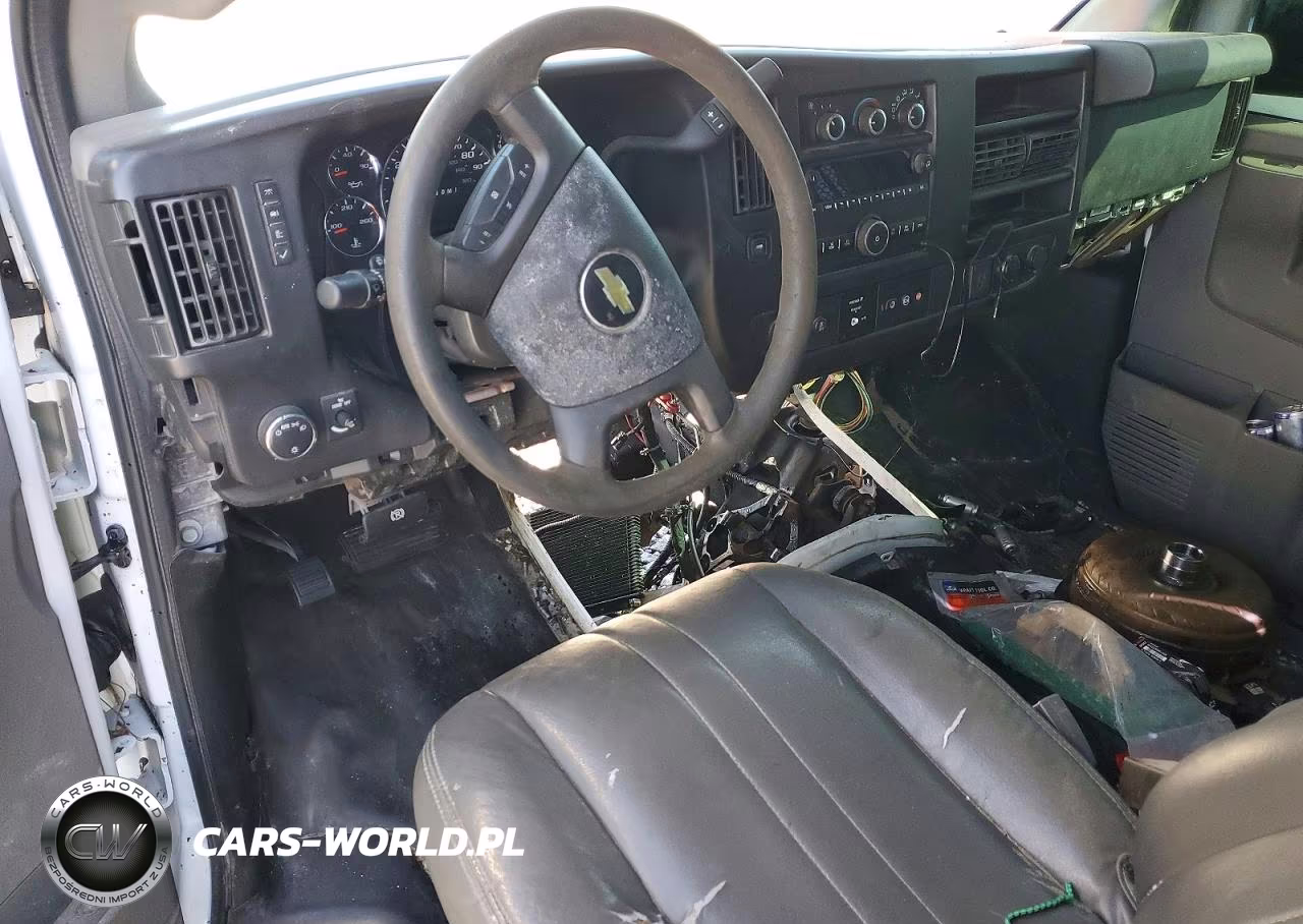 2018 Chevrolet Express G2500 VIN:1GCWGAFP0J1190958 - 8