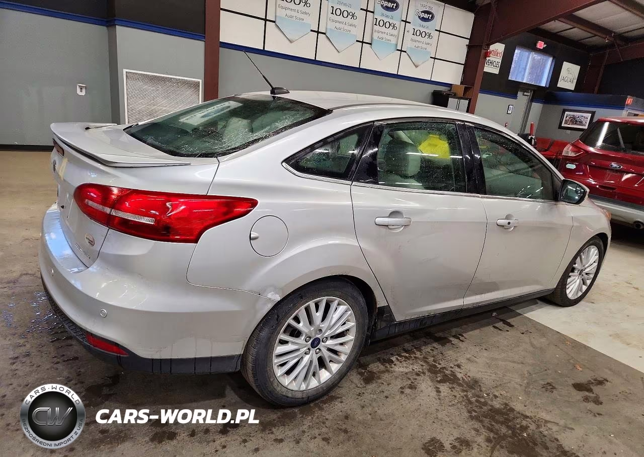 2018 Ford Focus Titanium VIN:1FADP3J24JL261748 - 3