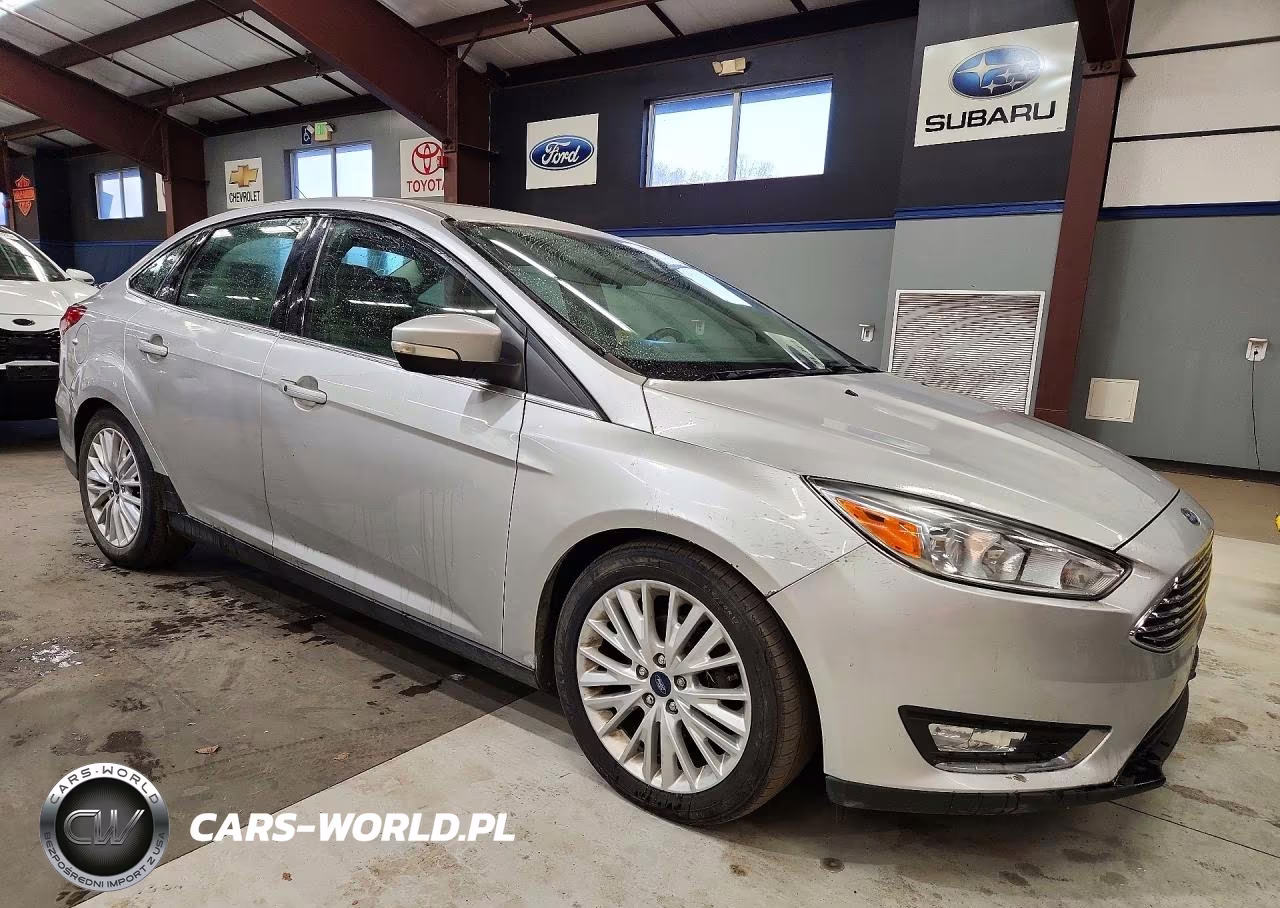 2018 Ford Focus Titanium VIN:1FADP3J24JL261748 - 4